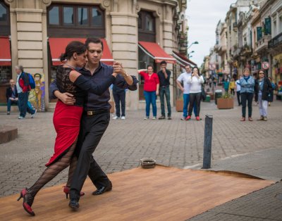 Couple dancing in the streets of Argentina